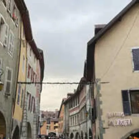Spacious Near Apartament Annecy